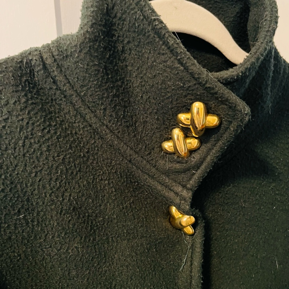 Elegant Hunter Green Cape with Gold Buttons - Picture 2 of 3